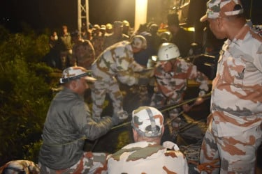 ভারতে হাজার ফুট নিচে তিস্তা নদীতে পড়ল পর্যটকবাহী গাড়ি; নিহত ১, নিখোঁজ ৮