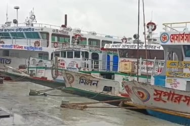 বরিশাল বিভাগে দ্বিতীয় দিনেও অভ্যন্তরীণ রুটে লঞ্চ চলাচল বন্ধ, স্বাভাবিক ঢাকা-বরিশাল নৌপথ