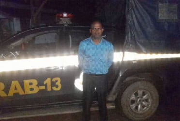 পণ্যবাহী ট্রাকে চাঁদাবাজি করতে গিয়ে এনসিপি নেতা আটক