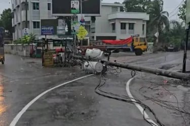 খুঁটি ভেঙ্গে কুমিল্লার বরুড়া উপজেলা বিদ্যুৎ বিচ্ছিন্ন