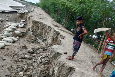 খুলনায় বেড়িবাঁধে ভাঙন, আতঙ্কে ১৫ হাজার মানুষ