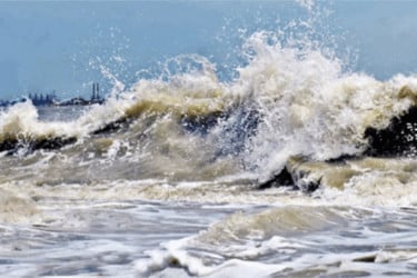 দুর্বল হচ্ছে নিম্নচাপটি, উত্তাল বঙ্গোপসাগর