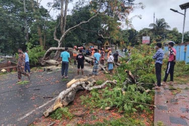 পাহাড়ে টানা বৃষ্টি, ধসের শঙ্কায় উৎকণ্ঠা