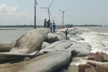 কক্সবাজারে জলোচ্ছ্বাসে শতাধিক গ্রাম পানির নিচে, বজ্রপাতে নিহত ১