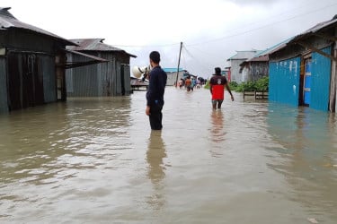 ভোলায় ঝড়ের তাণ্ডব, পানিবন্দী হাজারো মানুষ, ভেসে গেছে গরু-ছাগল