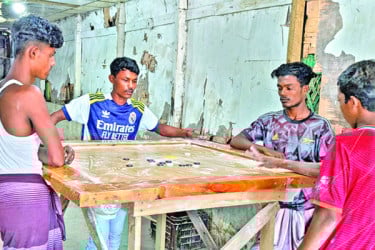 পর্যটক নেই, হোটেল বন্ধ