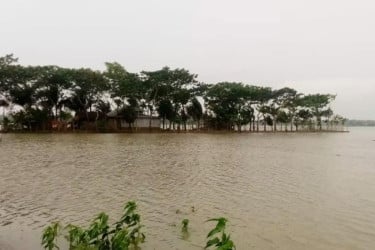 বাঁধের বাইরে ভাসছে তালতলীর তিন গ্রাম