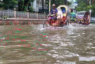পানির নিচে কুমিল্লা নগরীর সড়ক, দুর্ভোগে নগরবাসী