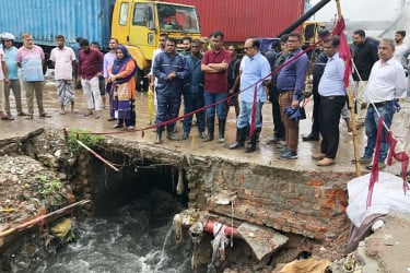 তিন কিমি হেঁটে খাল খনন পরিদর্শন করলেন গাজীপুর সিটির প্রশাসক
