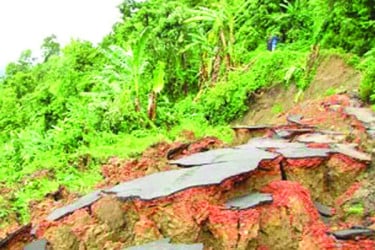 পাহাড়ে টানা বৃষ্টি ধসের শঙ্কা