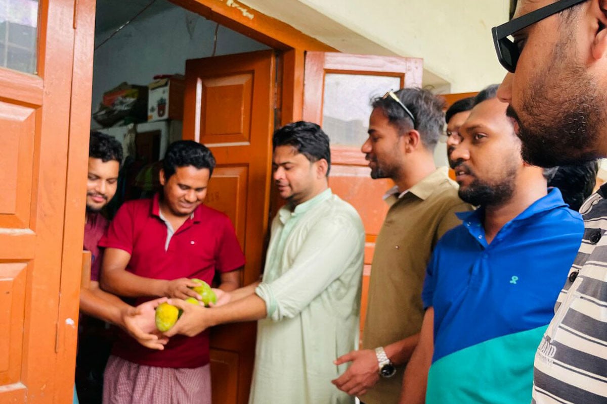 মধু মাসে রাবির আবাসিক হলে ছাত্রদলের আম বিতরণ
