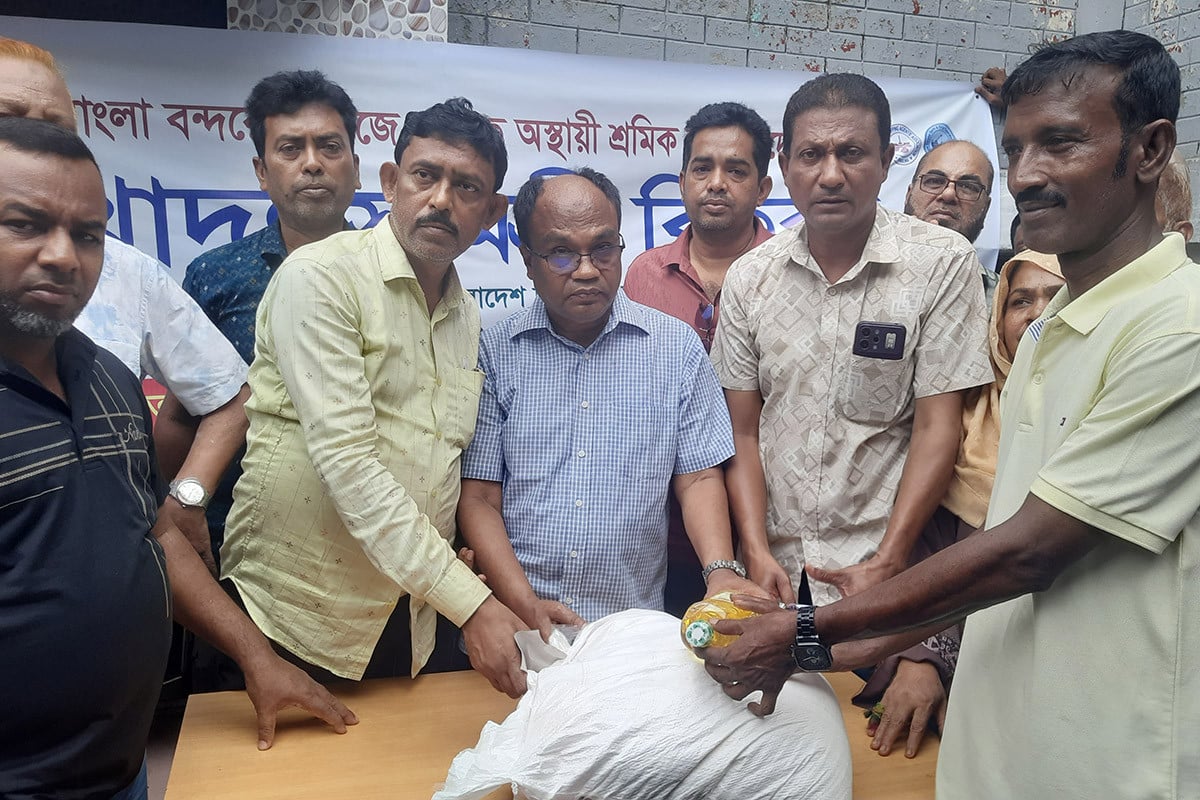 মোংলা বন্দরের ৩১৫০ শ্রমিক-কর্মচারীর মাঝে ঈদ সামগ্রী বিতরণ