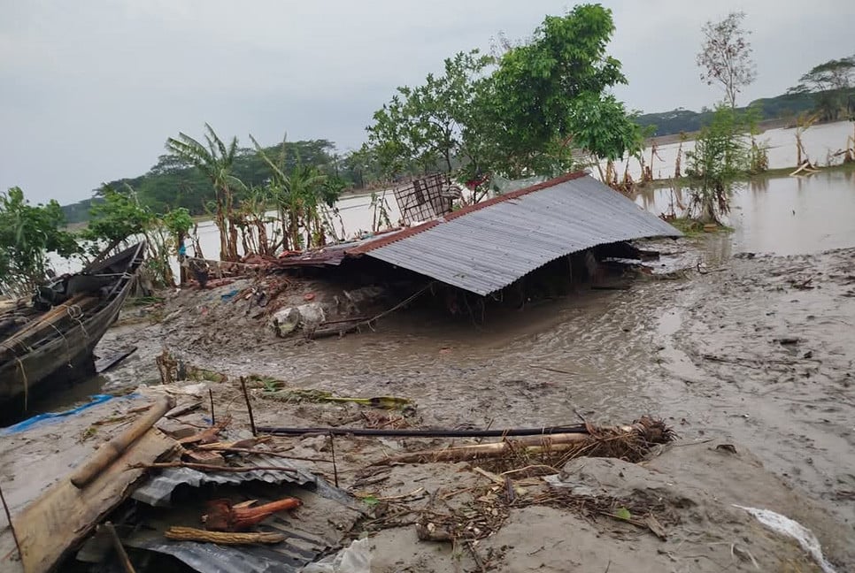 হাতিয়ায় বেড়িবাঁধ ভাঙনে আতঙ্কে উপকূলবাসী, ১২৫ ঘর ক্ষতিগ্রস্ত