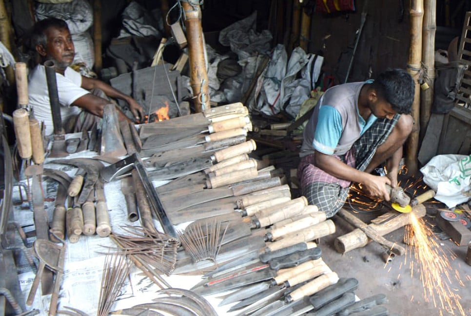 বগুড়ায় টুং টাং শব্দে মুখরিত কামার পল্লী