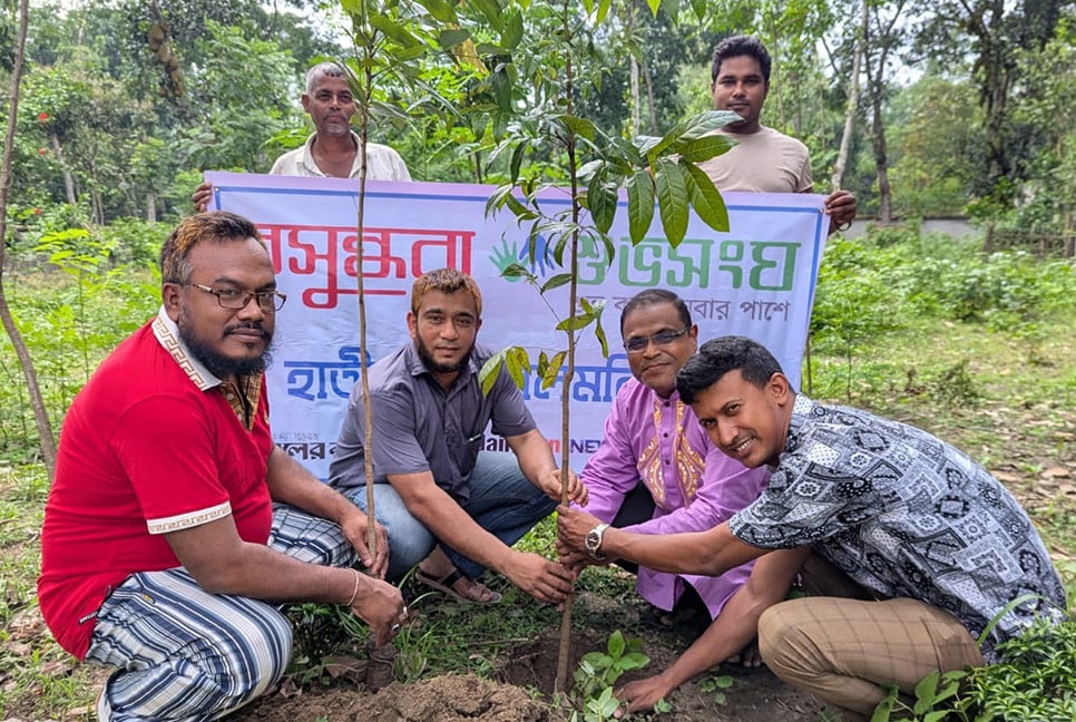 হাতীবান্ধায় বসুন্ধরা শুভসংঘের উদ্যোগে বৃক্ষরোপণ