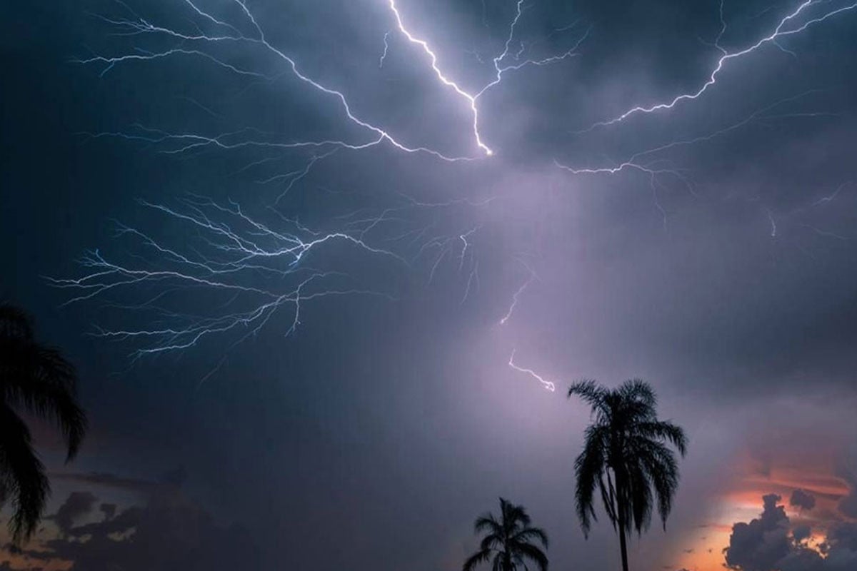 মায়ের সাথে গরু আনতে গিয়ে বজ্রপাতে প্রাণ গেল শিশুর