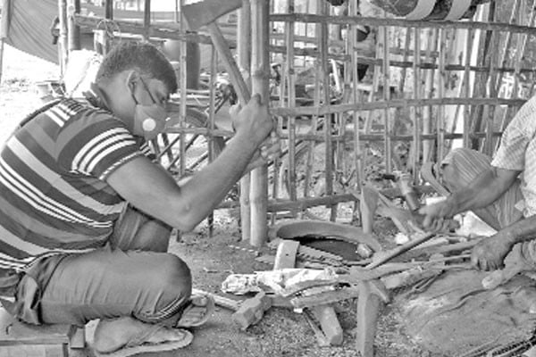 টুং টাং শব্দে মুখর কামারপল্লী