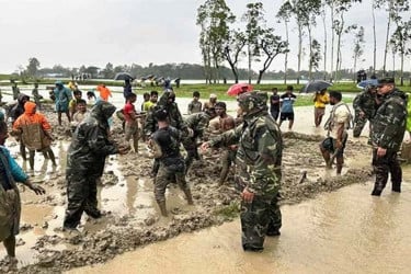 আনোয়ারায় ক্ষতিগ্রস্ত বাঁধ মেরামতে সেনাবাহিনী