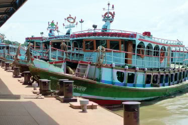 ৪৬ ঘণ্টা পর দৌলতদিয়া-পাটুরিয়া নৌরুটে লঞ্চ চলাচল শুরু