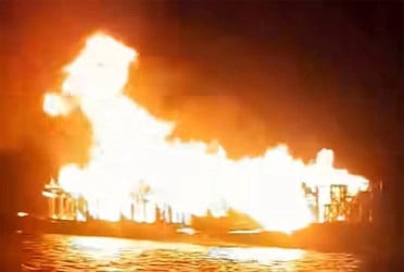 টাঙ্গুয়ার হাওরে পর্যটকবাহী হাউসবোটে আগুন, রক্ষা পেলেন ১২ পর্যটক