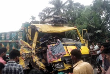 কুষ্টিয়ায় বাস ও ট্রাকের সংঘর্ষ, আহত ৩১