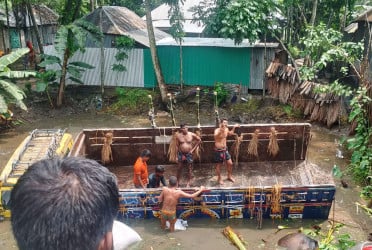 রাজবাড়ীতে গরুবোঝাই ট্রাক উল্টে নিহত ২