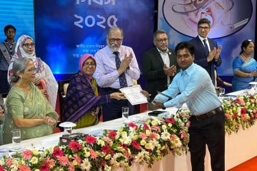 তামাক নিয়ন্ত্রণে জাতীয় সম্মাননা পেলেন পঞ্চগড়ের সহকারি কমিশনার