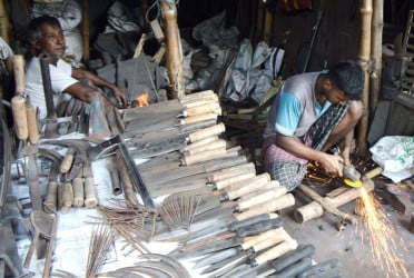 বগুড়ায় টুং টাং শব্দে মুখরিত কামার পল্লী