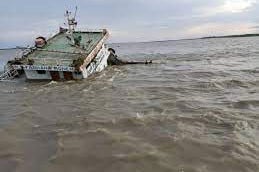 মেঘনায় ৩৯ যাত্রী নিয়ে ট্রলার ডুবি, ২ পুলিশসহ নিখোঁজ ৭