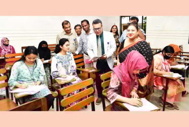 জাতীয় বিশ্ববিদ্যালয়ের ভর্তি পরীক্ষা পরিদর্শনে উপাচার্য