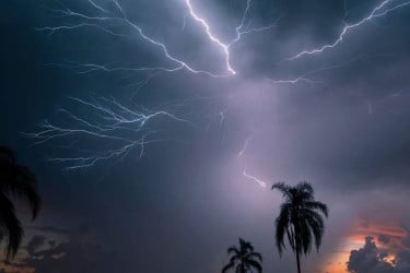 মায়ের সাথে গরু আনতে গিয়ে বজ্রপাতে প্রাণ গেল শিশুর