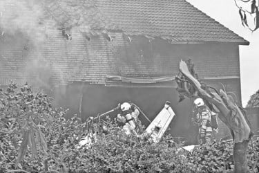 জার্মানিতে বাড়ির ওপর বিমান বিধ্বস্ত
