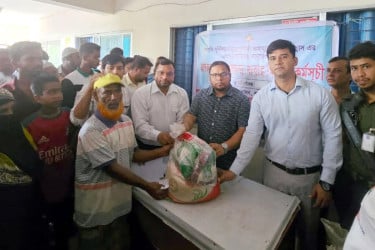 কলাপাড়ায় জলোচ্ছ্বাসে ক্ষতিগ্রস্তদের পাশে প্রশাসন