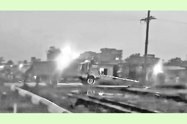 গাজীপুরে বিকল ট্রাকের সঙ্গে ট্রেনের সংঘর্ষ