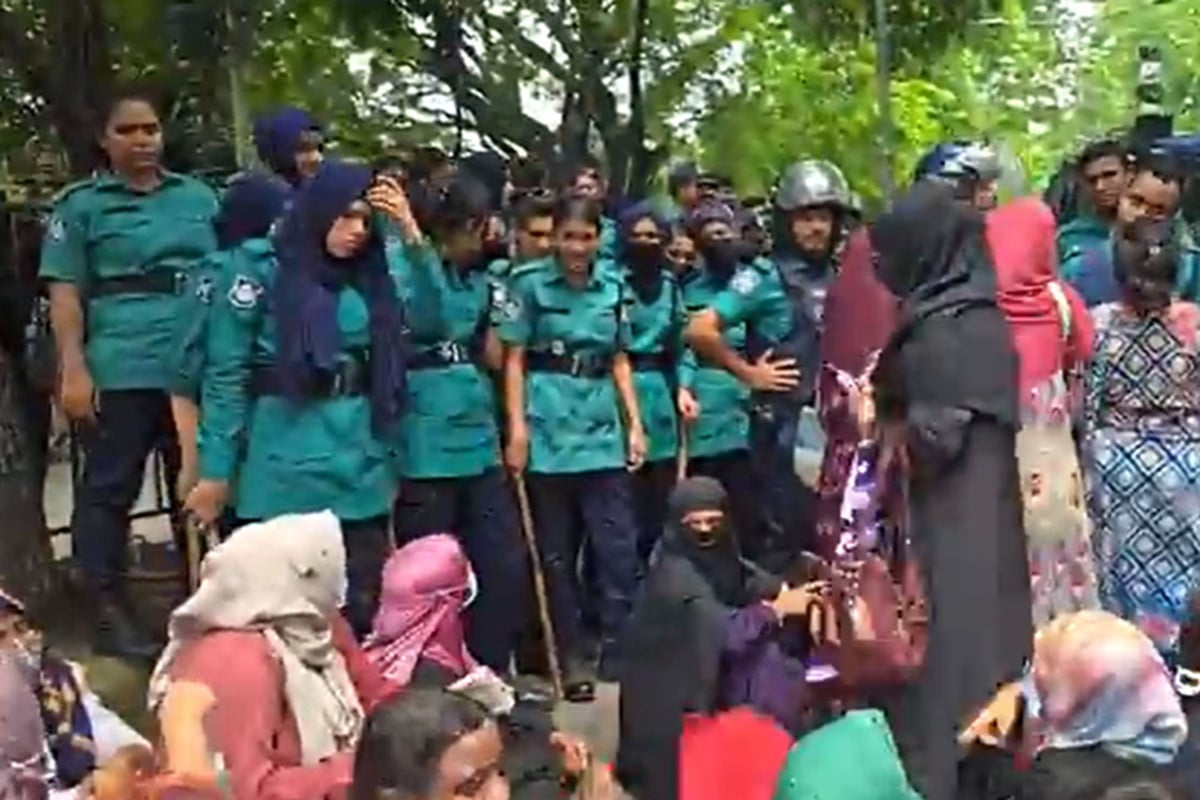 যমুনার পথে ‘তথ্য আপা’ কর্মীদের মিছিল, কাকরাইলে পুলিশের বাধা