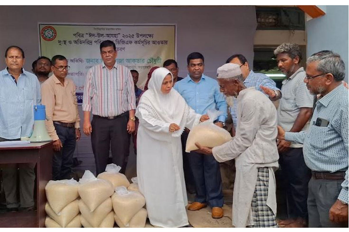 জয়পুরহাটে ভিজিএফের চাল বিতরণ