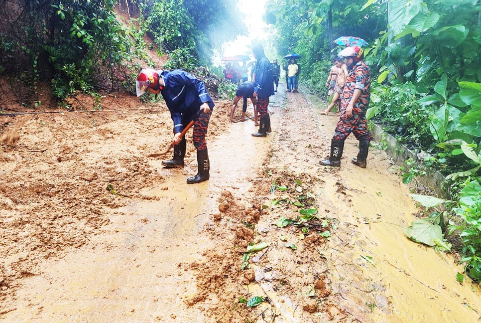 রাঙামাটিতে পাহাড় ধসে যানচলাচল বিঘ্ন, নিম্নাঞ্চল প্লাবিত
