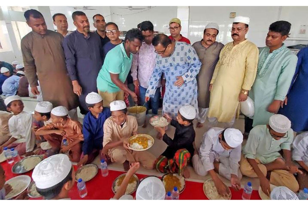 শহীদ রাষ্ট্রপতি জিয়াউর রহমানের শাহাদাতবার্ষিকী উপলক্ষে বগুড়ায় খাবার পরিবেশন