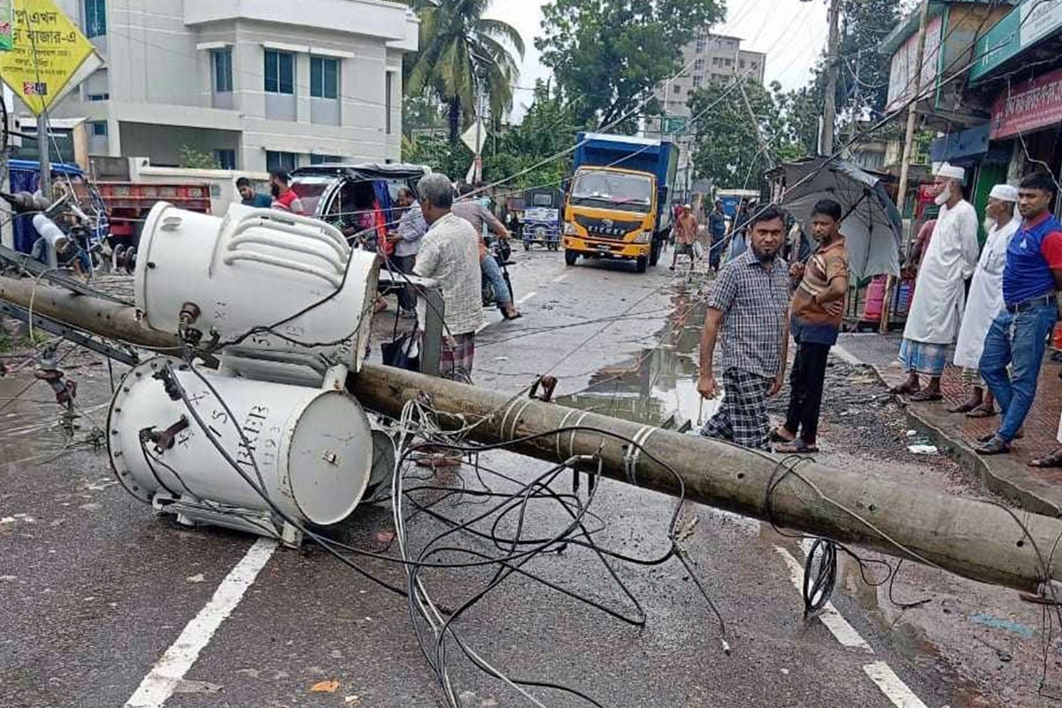 কুমিল্লায় ঘূর্ণিঝড়ে ক্ষতিগ্রস্ত ৬২ ট্রান্সফর্মার, ভেঙেছে ৮৪ খুঁটি
