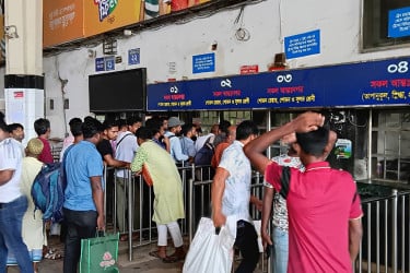 ট্রেনে ঈদযাত্রার প্রথম দিনেই ধরা খেল ৩৭ জন বিনা টিকিট যাত্রী!