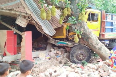 দৌলতপুরে নিয়ন্ত্রণ হারিয়ে বসতঘরে ট্রাক, ২ নারী আহত