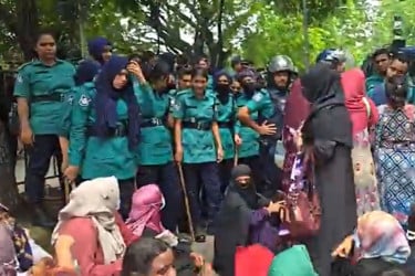 যমুনার পথে ‘তথ্য আপা’ কর্মীদের মিছিল, কাকরাইলে পুলিশের বাধা