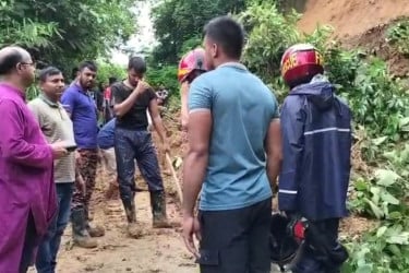 খাগড়াছড়িতে ভারী বর্ষণে পাহাড় ধস, আশ্রয়কেন্দ্রে ছুটছেন মানুষ