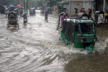 টানা বর্ষণে প্লাবিত চট্টগ্রামের নিম্নাঞ্চল, বসতঘরে ঢুকছে পানি
