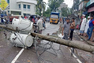 কুমিল্লায় ঘূর্ণিঝড়ে ক্ষতিগ্রস্ত ৬২ ট্রান্সফর্মার, ভেঙেছে ৮৪ খুঁটি