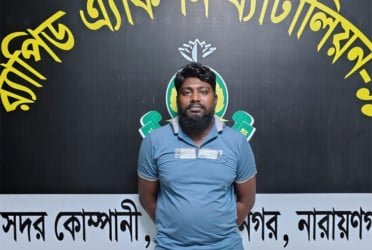 নারায়ণগঞ্জে চোরাকারবারি গ্রেফতার