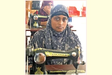 ‘সন্তানগো এহন তিন বেলা খাইতে দিতে পারমু’