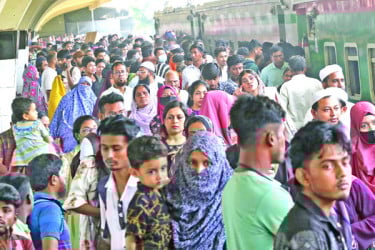 ঈদযাত্রার শুরুতেই ভোগান্তি