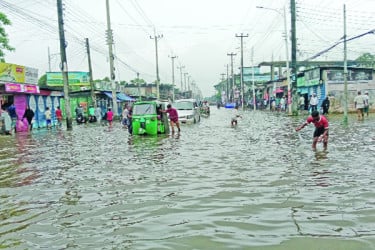 বাড়ছে বন্যা, ৯ অঞ্চলে ঝড়ের শঙ্কা