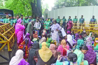 যমুনা অভিমুখে ‘তথ্য আপা’ কর্মীদের মিছিল, বাধা